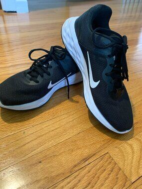 Nike Revolution 6 Women's Black Road Running Shoes - size 8